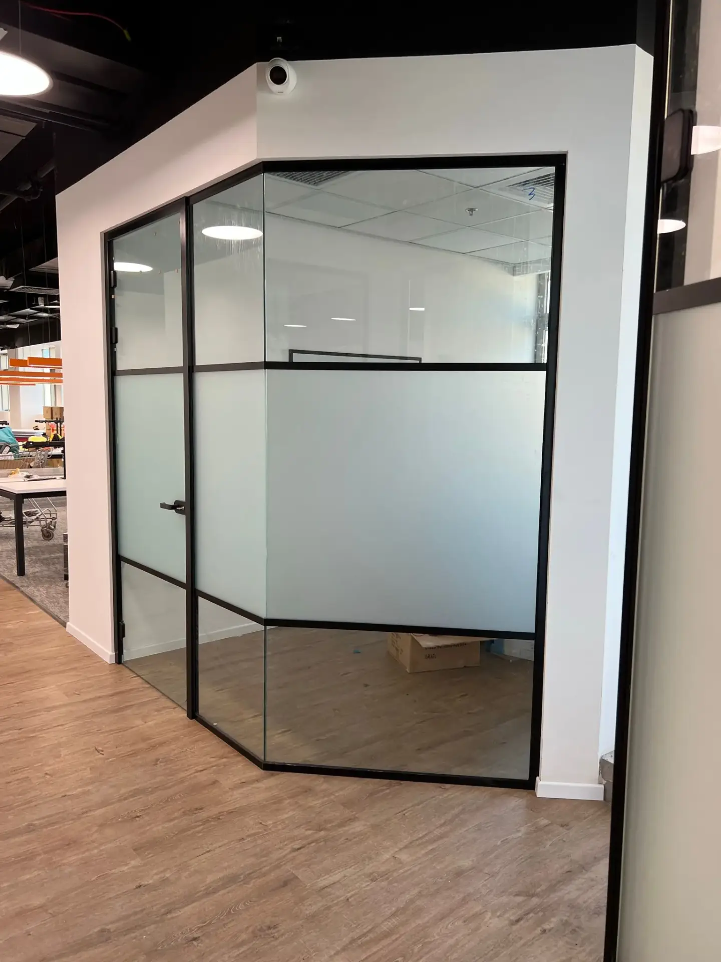 דלת זכוכית למשרדים