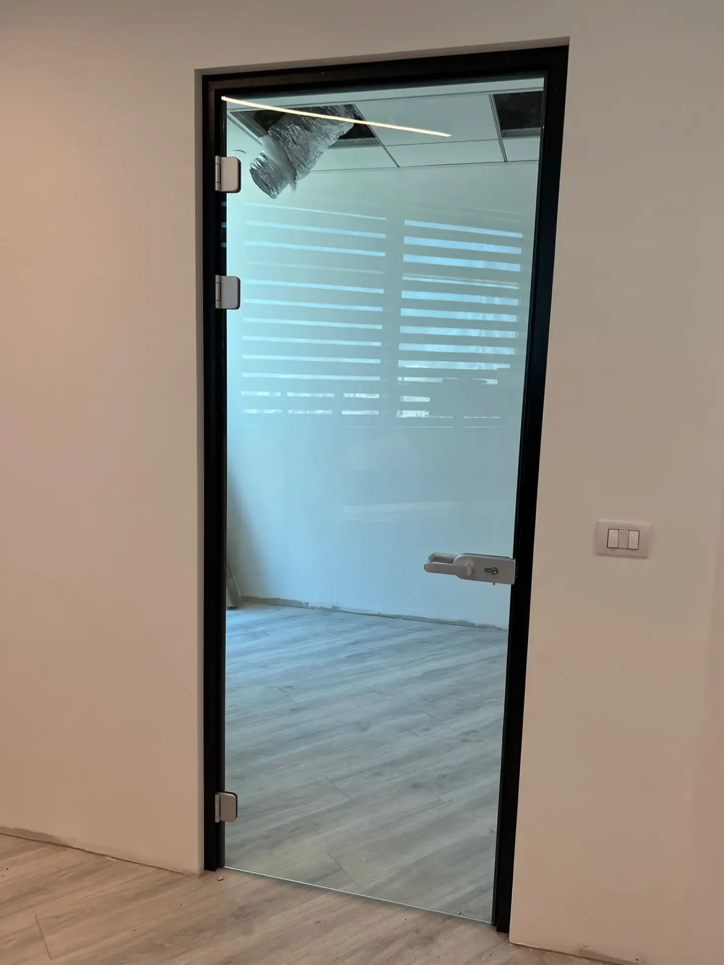 דלת זכוכית עם מסגרת