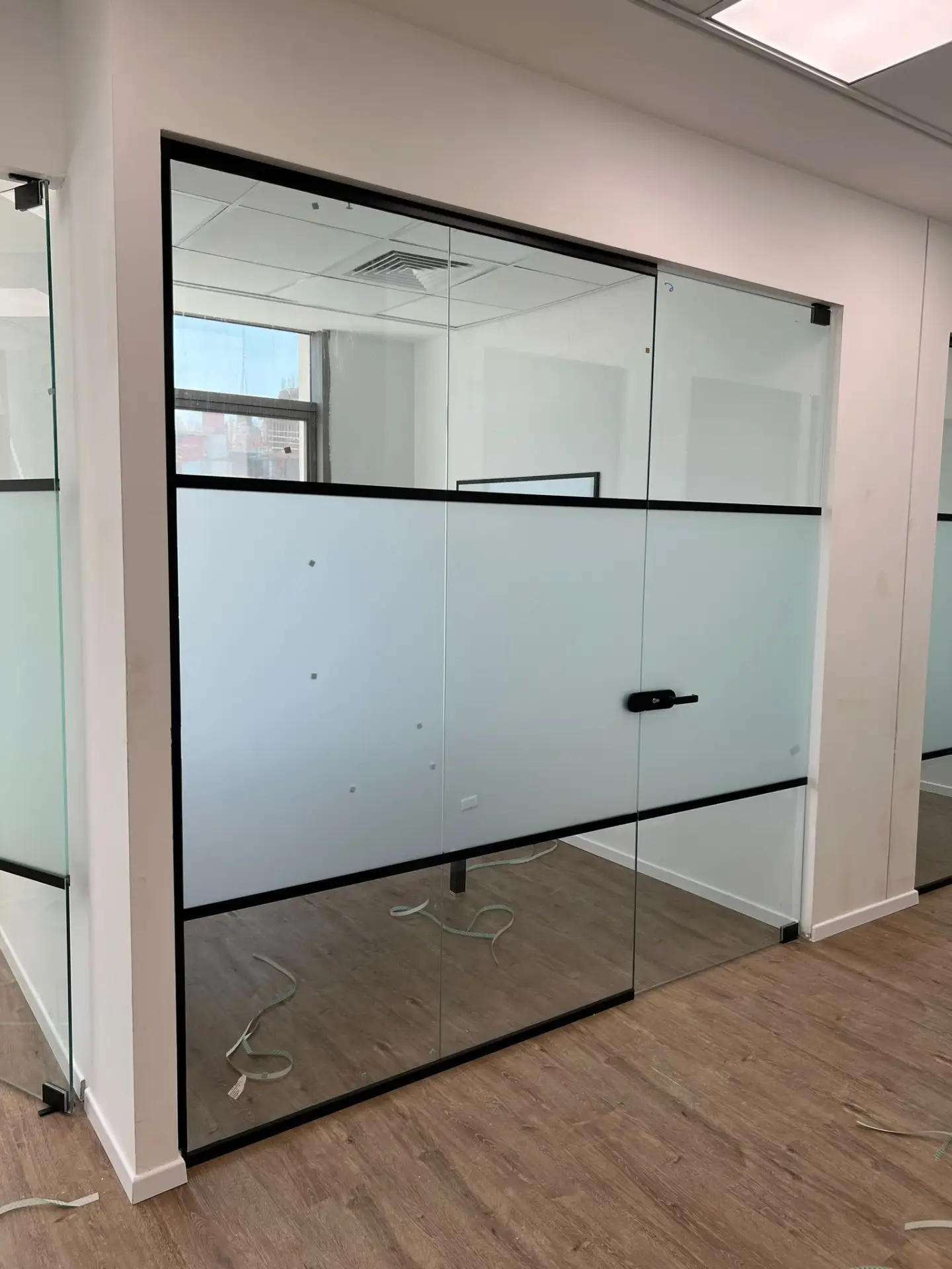 דלת מחוסמת למשרד