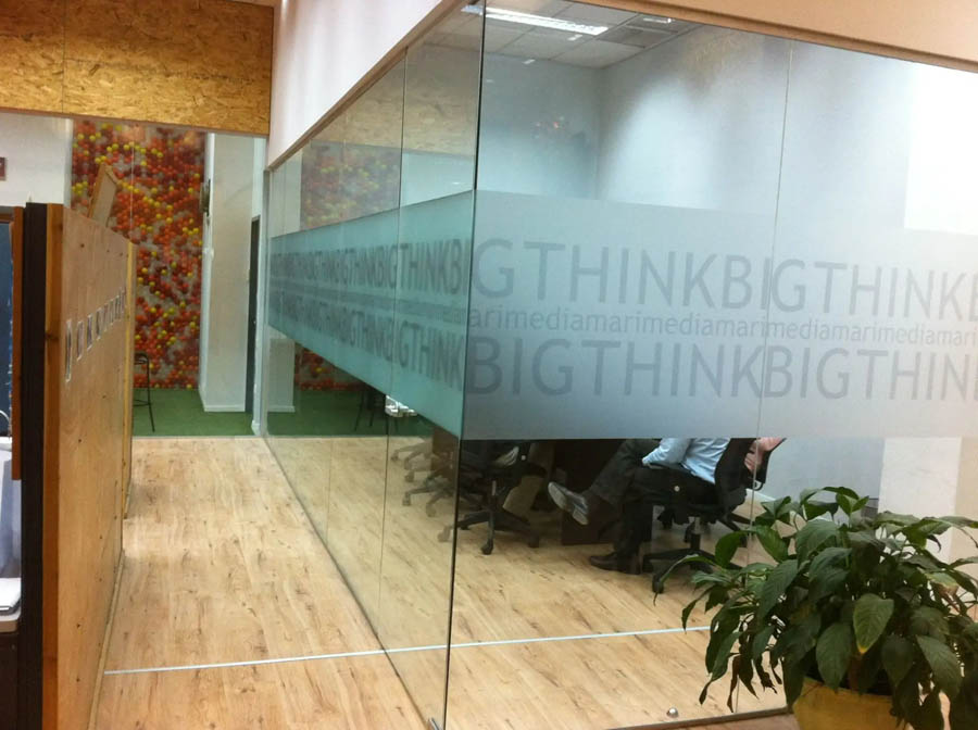 ויטרינה-עם-כיתוב