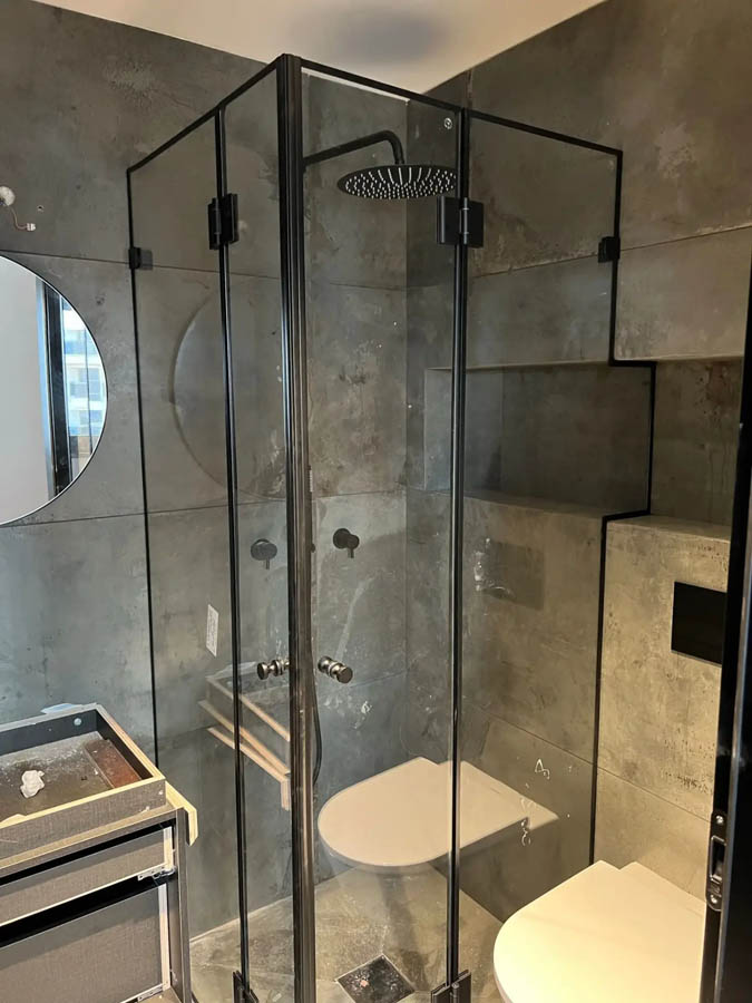 מקלחון בציפוי שחור