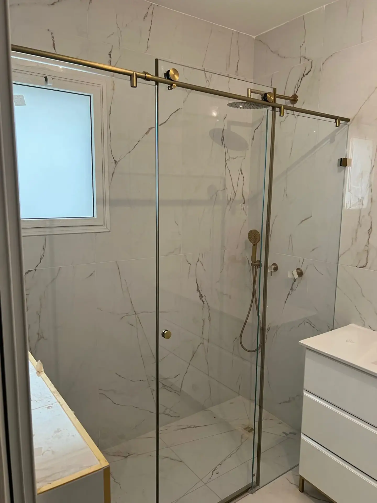 מקלחון מסגרת זהב