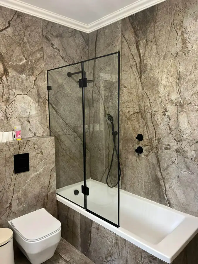 מקלחון עם אמבטיה