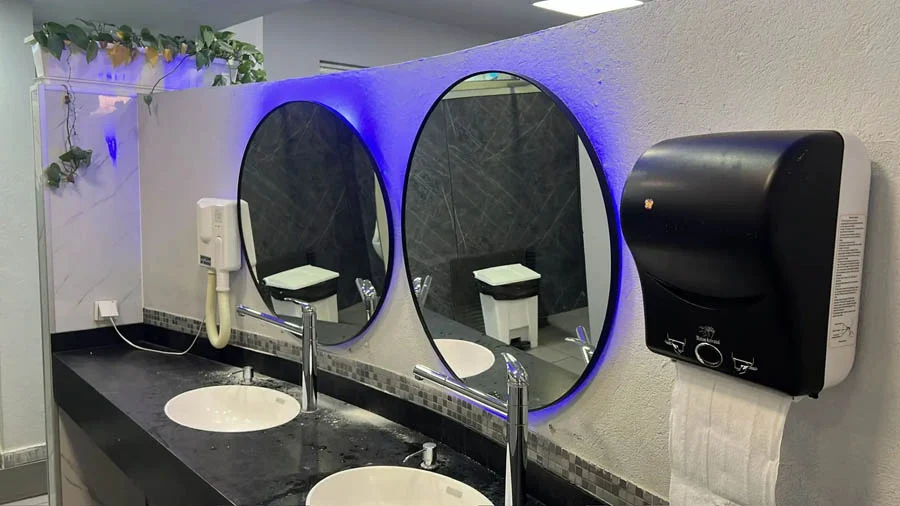 מראה לחדר אמבטיה בעיצוב עגול עם תאורת לד מעל כיורים כפולים – זגגים